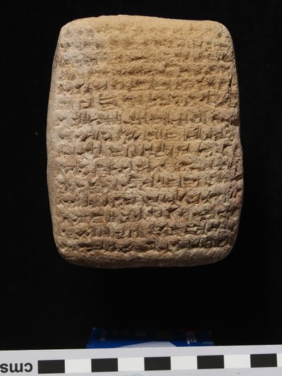 Tavoletta di argilla con scrittura cuneiforme su entrambi i lati da Babylonian